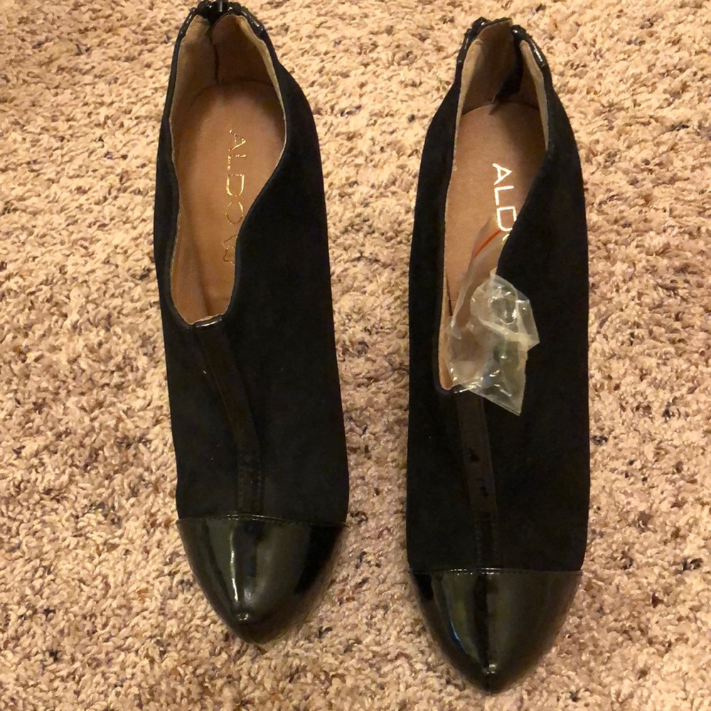 Like New Aldo Suede Black Stiletto Booties in size 10